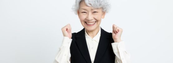 高齢者　女性　喜ぶ顔